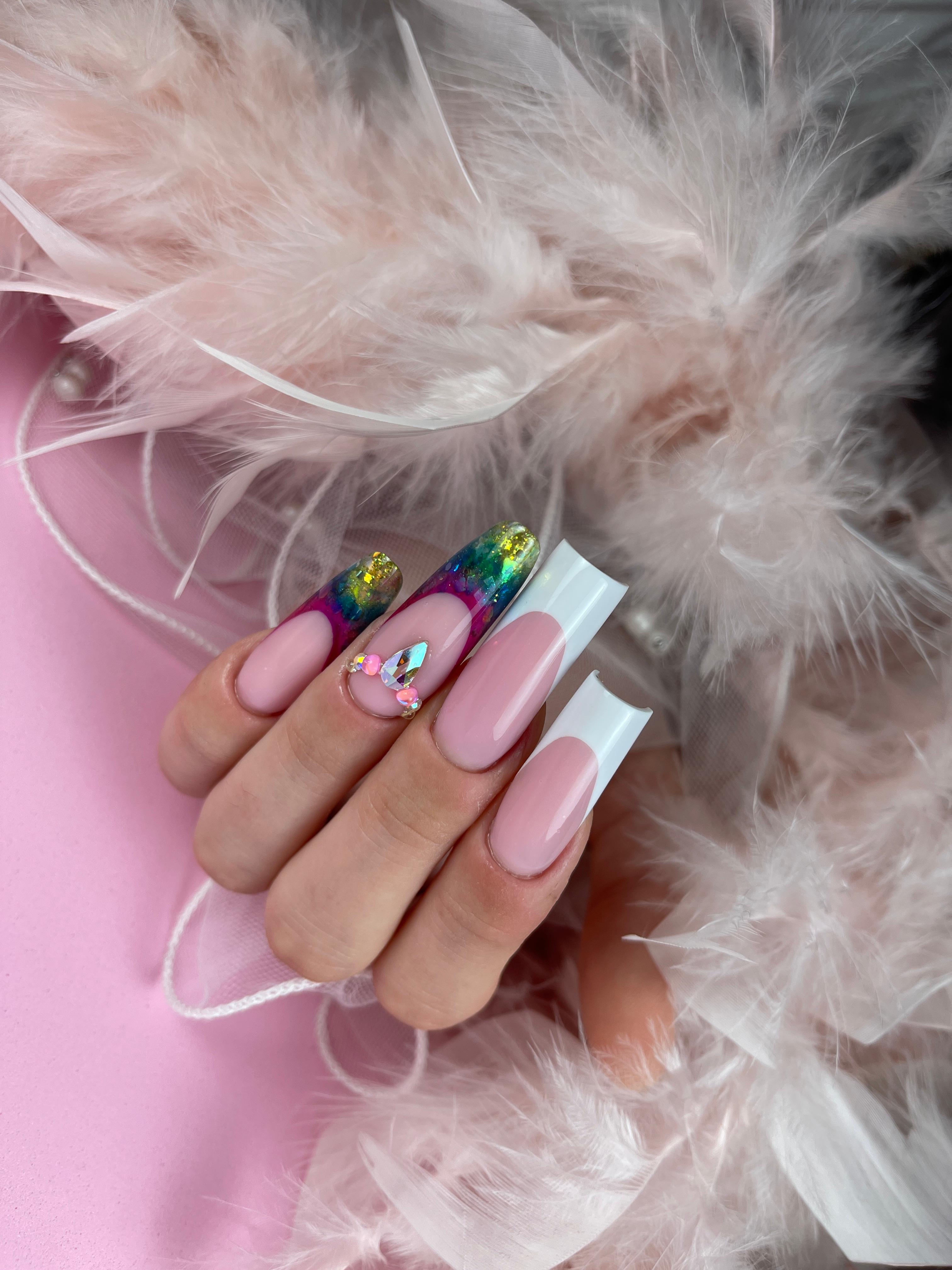 Nail art rosa e french bianca realizzata da Marika Stano
