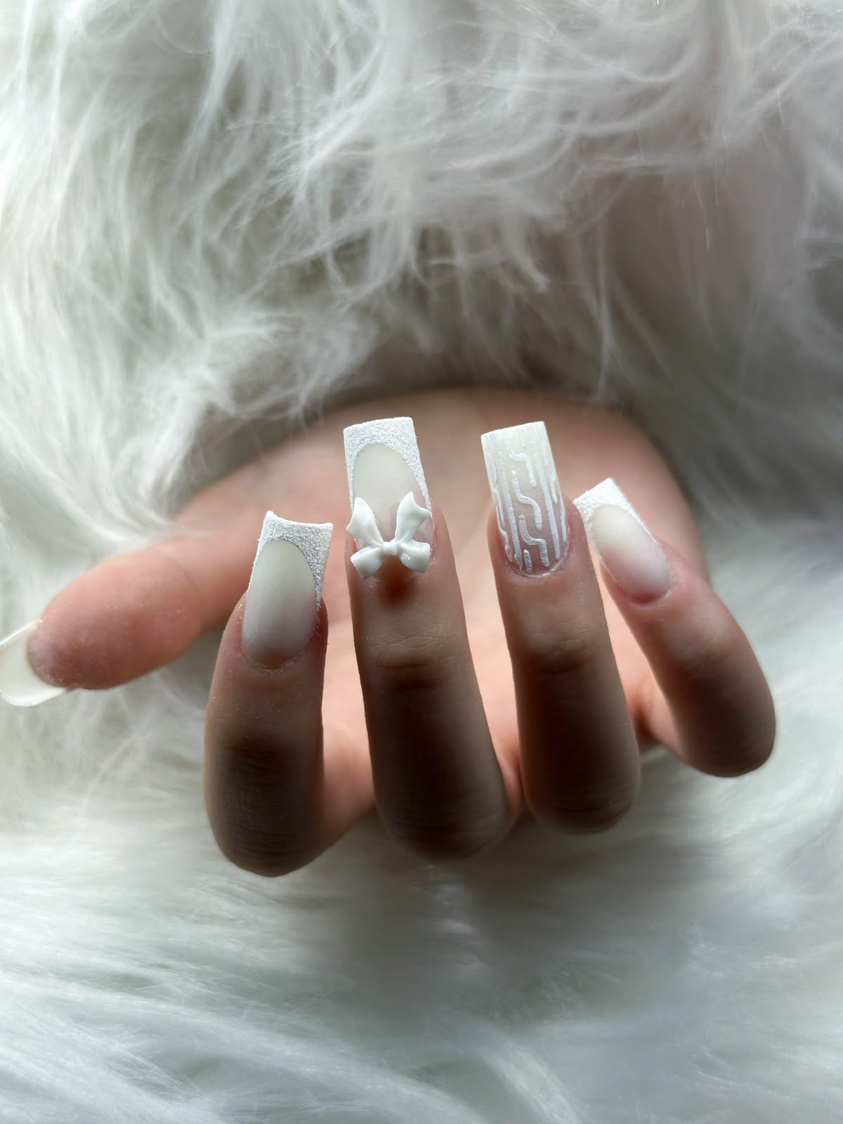 Nail art bianca con fiocco in rilievo