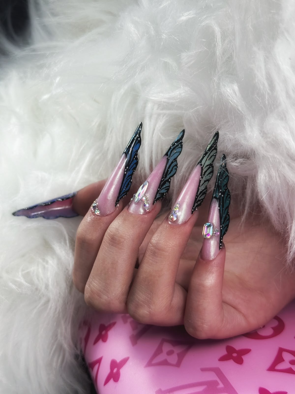 Nail art artistica ispirata alle ali di farfalla